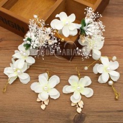 Coiffe de mariée fleurs avec une paire de boucle d'oreille décorée des perles