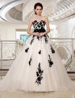 Magnifique robe de mariée en tulle décorée d'appliques en noire