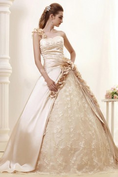 Une bretelle robe de mariée jupe ample ornée de fleurs et perles à la main