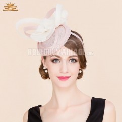 Chapeau de cérémonie avec décoration de fleur réaliste Chapeau femme élégant et délicat