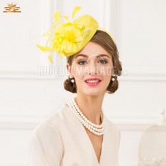 Chapeau de cérémonie jaune décoré de plume en forme de fleur Chapeau de style vintage