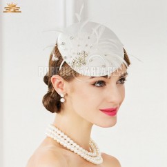 Chapeau bibi orné de plume avec décoration de perle et stras Chapeau femme avec serre-tête