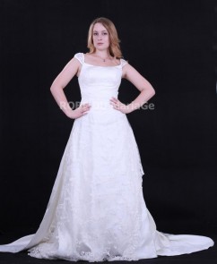 Superbe robe de mariée col carré avec deux bretelles ornée de dentelles en satin